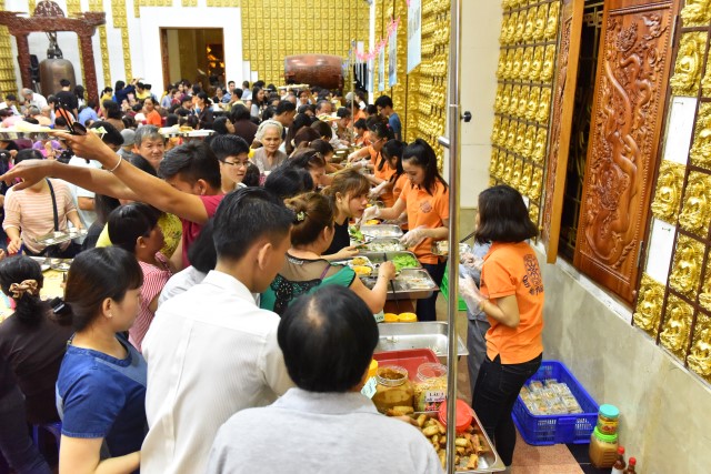 Quỹ Đạo Phật Ngày Nay: Tổ chức tiệc buffet chay gây quỹ từ thiện