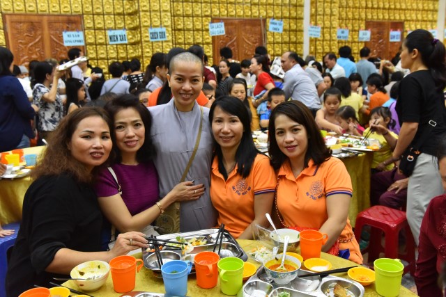 Quỹ Đạo Phật Ngày Nay: Tổ chức tiệc buffet chay gây quỹ từ thiện