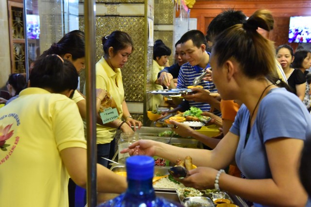 Quỹ Đạo Phật Ngày Nay: Tổ chức tiệc buffet chay gây quỹ từ thiện