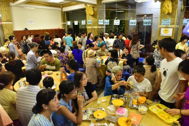 Quỹ Đạo Phật Ngày Nay: Tổ chức tiệc buffet chay gây quỹ từ thiện