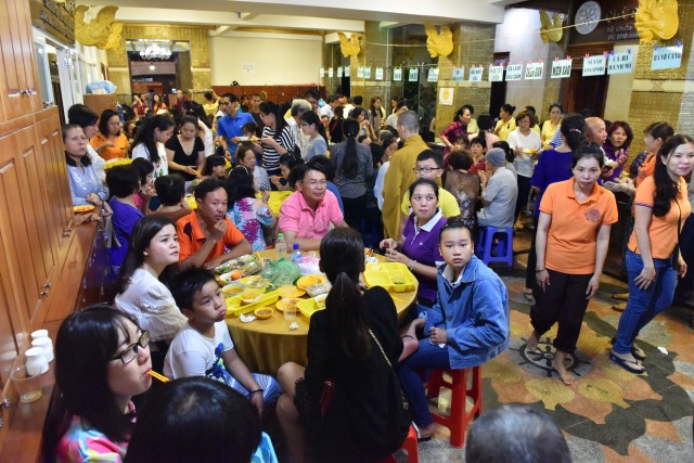 Quỹ Đạo Phật Ngày Nay: Tổ chức tiệc buffet chay gây quỹ từ thiện