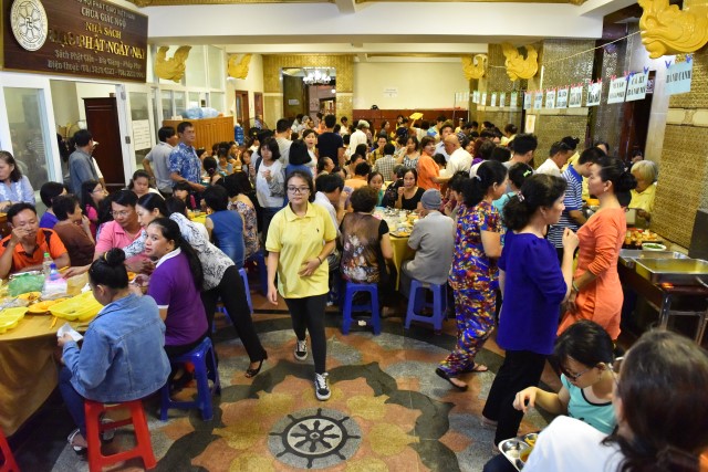 Quỹ Đạo Phật Ngày Nay: Tổ chức tiệc buffet chay gây quỹ từ thiện