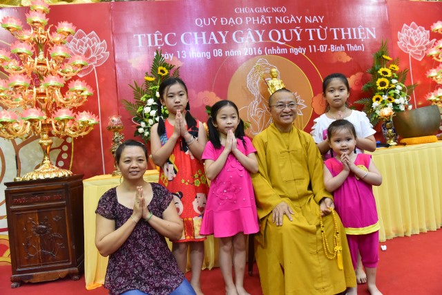 Quỹ Đạo Phật Ngày Nay: Tổ chức tiệc buffet chay gây quỹ từ thiện