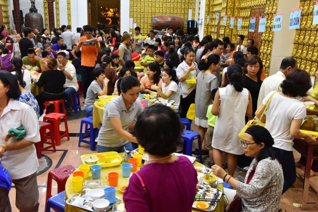 Quỹ Đạo Phật Ngày Nay: Tổ chức tiệc buffet chay gây quỹ từ thiện