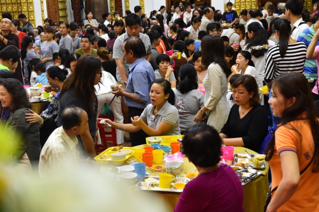 Quỹ Đạo Phật Ngày Nay: Tổ chức tiệc buffet chay gây quỹ từ thiện