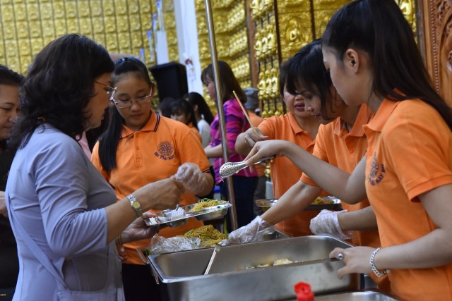 Quỹ Đạo Phật Ngày Nay: Tổ chức tiệc buffet chay gây quỹ từ thiện