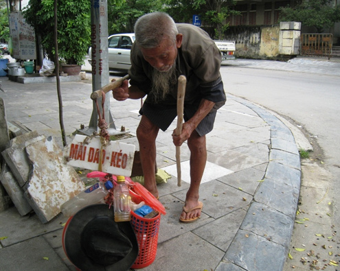Ông lão mài dao