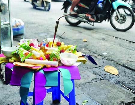 “Cúng Cô Hồn&quot; Nhìn Từ Cửa Sổ Xã hội
