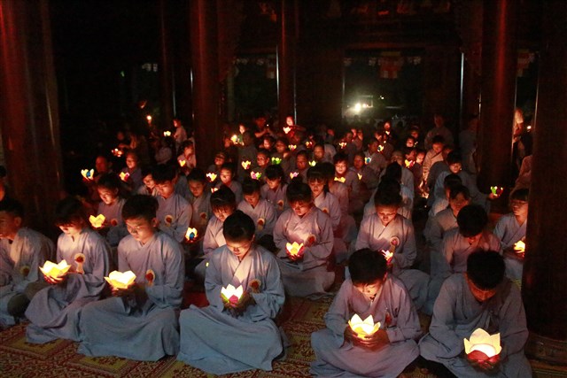 Thanh Hóa: Thắp nến tri ân cha mẹ tại chùa Hồi Long