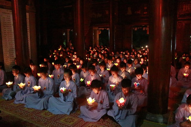 Thanh Hóa: Thắp nến tri ân cha mẹ tại chùa Hồi Long