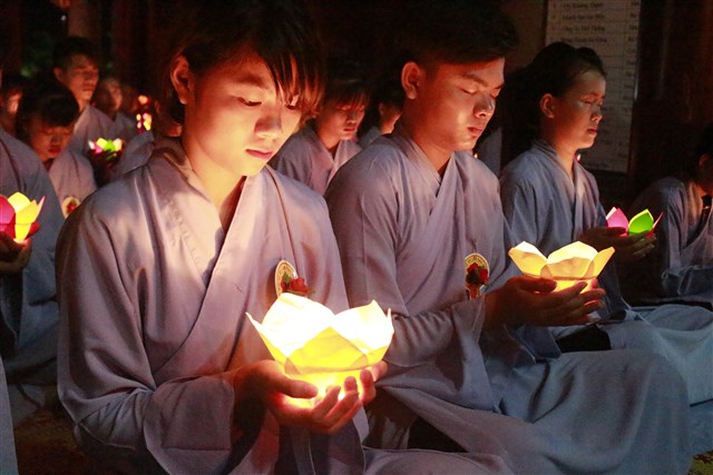 Thanh Hóa: Thắp nến tri ân cha mẹ tại chùa Hồi Long