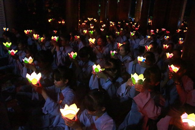 Thanh Hóa: Thắp nến tri ân cha mẹ tại chùa Hồi Long