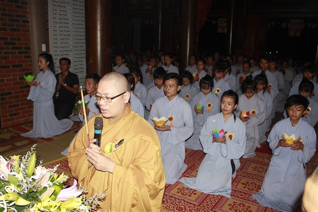 Thanh Hóa: Thắp nến tri ân cha mẹ tại chùa Hồi Long