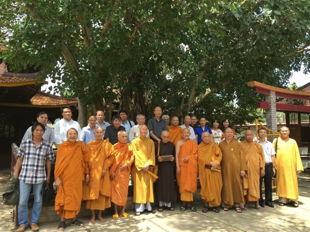 Sử dụng tiếng Việt trên bảng tên, hoành phi, đối liễn tại các chùa