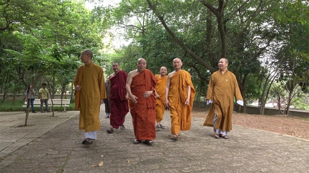 Sử dụng tiếng Việt trên bảng tên, hoành phi, đối liễn tại các chùa