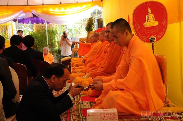 Phó Thủ tướng Vũ Đức Đam gắn biển chùa Việt tại Thái