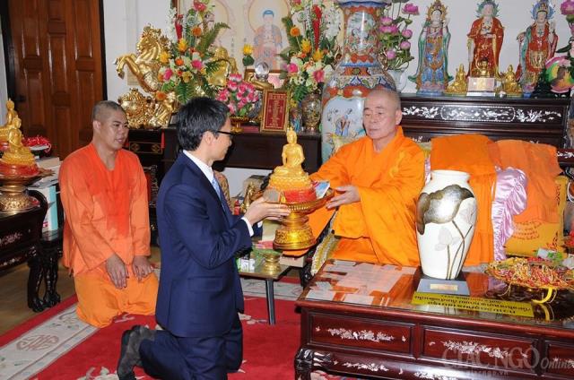 Phó Thủ tướng Vũ Đức Đam gắn biển chùa Việt tại Thái