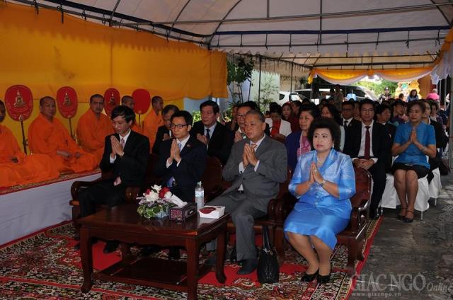 Phó Thủ tướng Vũ Đức Đam gắn biển chùa Việt tại Thái