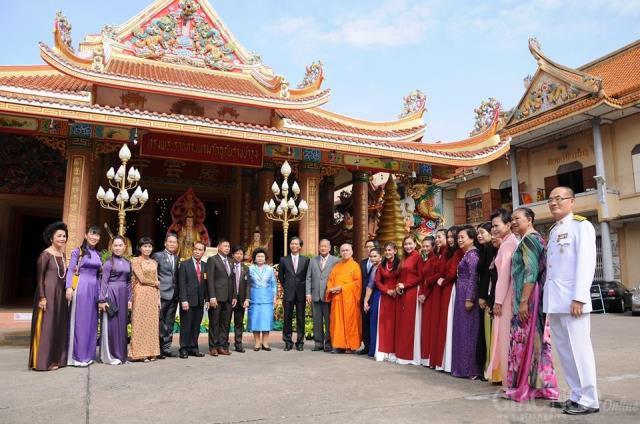 Phó Thủ tướng Vũ Đức Đam gắn biển chùa Việt tại Thái