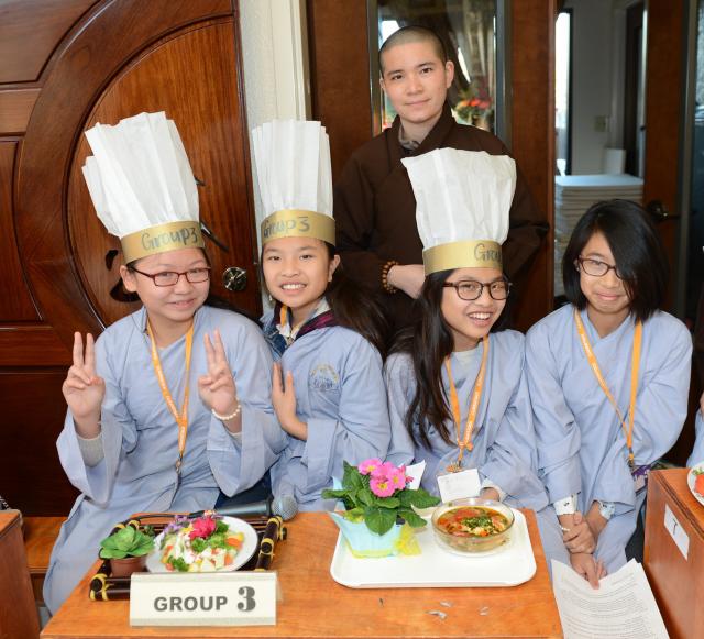 Chùa Đức Viên, San Jose ( Hoa Kỳ ) Tổ Chức Khoá Tu Thiếu Nhi Mùa Đông Và Hội Â3m Thực Mừng Năm Mới 2017.