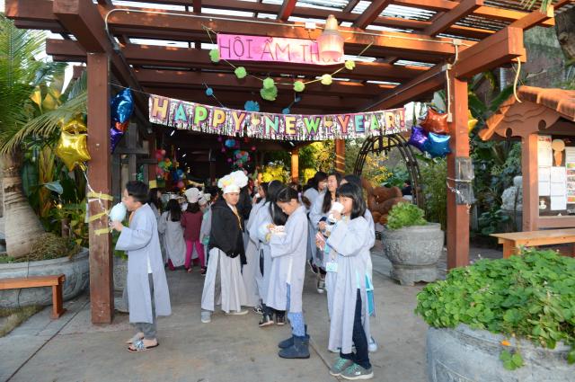 Chùa Đức Viên, San Jose ( Hoa Kỳ ) Tổ Chức Khoá Tu Thiếu Nhi Mùa Đông Và Hội Â3m Thực Mừng Năm Mới 2017.
