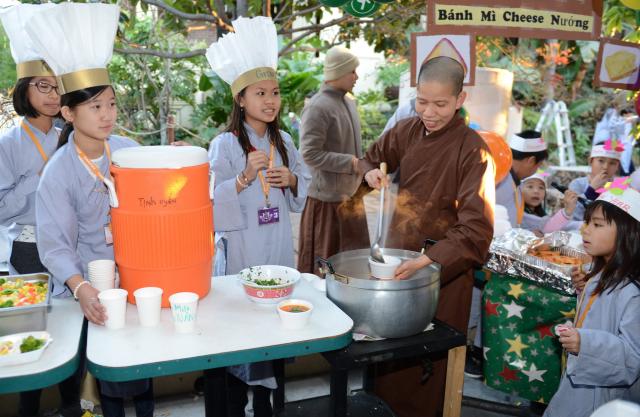 Chùa Đức Viên, San Jose ( Hoa Kỳ ) Tổ Chức Khoá Tu Thiếu Nhi Mùa Đông Và Hội Â3m Thực Mừng Năm Mới 2017.