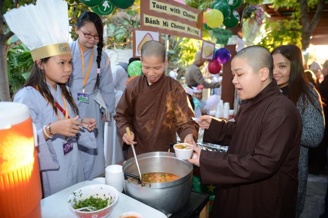 Chùa Đức Viên, San Jose ( Hoa Kỳ ) Tổ Chức Khoá Tu Thiếu Nhi Mùa Đông Và Hội Â3m Thực Mừng Năm Mới 2017.
