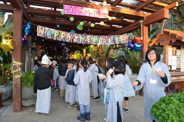 Chùa Đức Viên, San Jose ( Hoa Kỳ ) Tổ Chức Khoá Tu Thiếu Nhi Mùa Đông Và Hội Â3m Thực Mừng Năm Mới 2017.
