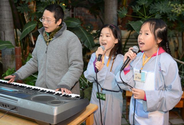 Chùa Đức Viên, San Jose ( Hoa Kỳ ) Tổ Chức Khoá Tu Thiếu Nhi Mùa Đông Và Hội Â3m Thực Mừng Năm Mới 2017.