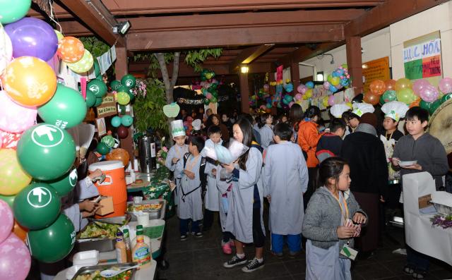 Chùa Đức Viên, San Jose ( Hoa Kỳ ) Tổ Chức Khoá Tu Thiếu Nhi Mùa Đông Và Hội Â3m Thực Mừng Năm Mới 2017.