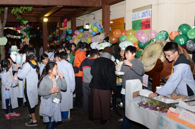 Chùa Đức Viên, San Jose ( Hoa Kỳ ) Tổ Chức Khoá Tu Thiếu Nhi Mùa Đông Và Hội Â3m Thực Mừng Năm Mới 2017.