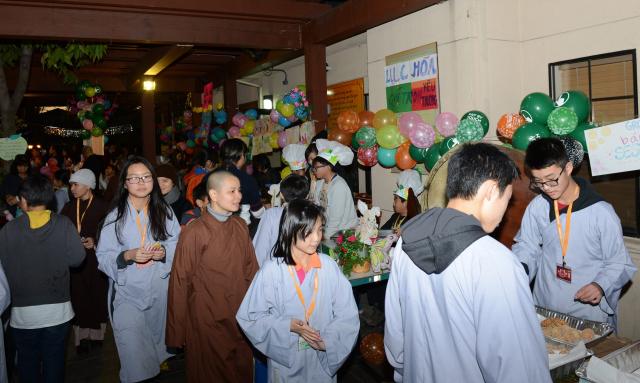 Chùa Đức Viên, San Jose ( Hoa Kỳ ) Tổ Chức Khoá Tu Thiếu Nhi Mùa Đông Và Hội Â3m Thực Mừng Năm Mới 2017.