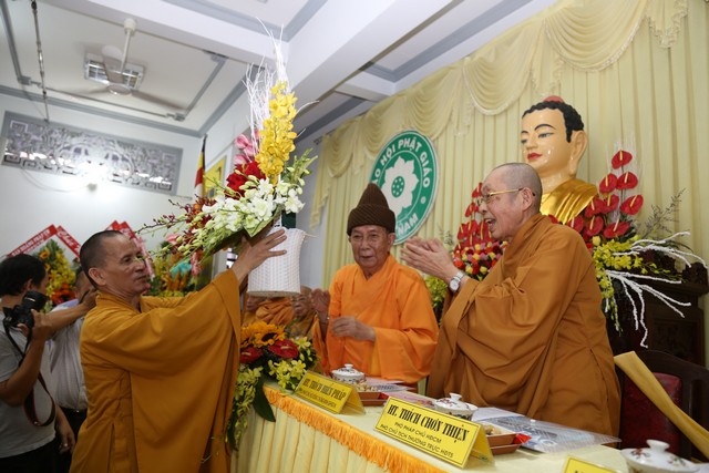 Gương sáng muôn thuở chiếu soi