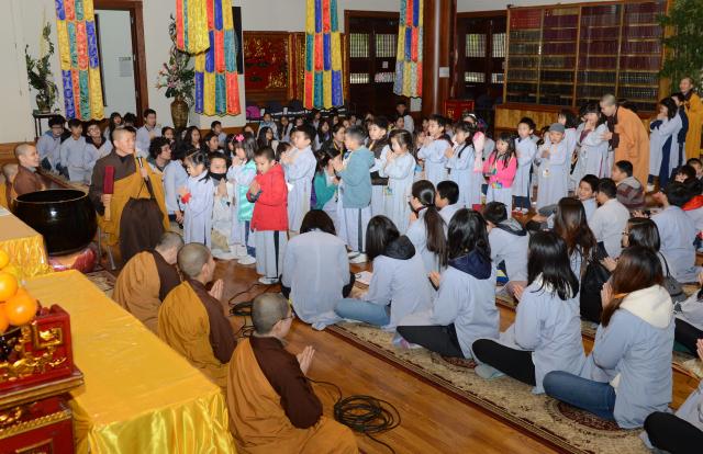 Chùa Đức Viên, San Jose ( Hoa Kỳ ) Tổ Chức Khoá Tu Thiếu Nhi Mùa Đông Và Hội Â3m Thực Mừng Năm Mới 2017.