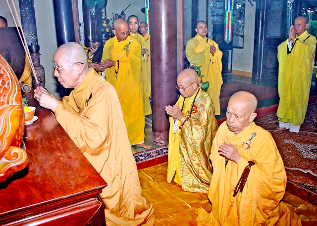 Gương sáng muôn thuở chiếu soi