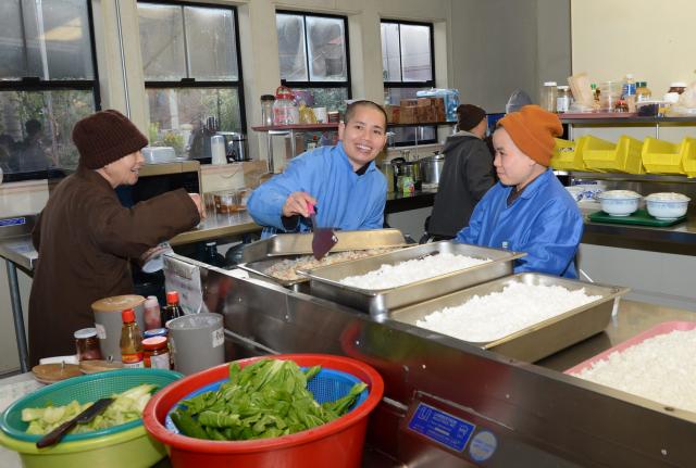 Chùa Đức Viên, San Jose ( Hoa Kỳ ) Tổ Chức Khoá Tu Thiếu Nhi Mùa Đông Và Hội Â3m Thực Mừng Năm Mới 2017.