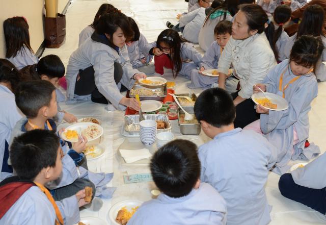 Chùa Đức Viên, San Jose ( Hoa Kỳ ) Tổ Chức Khoá Tu Thiếu Nhi Mùa Đông Và Hội Â3m Thực Mừng Năm Mới 2017.