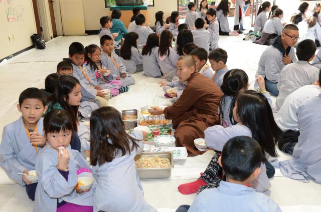 Chùa Đức Viên, San Jose ( Hoa Kỳ ) Tổ Chức Khoá Tu Thiếu Nhi Mùa Đông Và Hội Â3m Thực Mừng Năm Mới 2017.