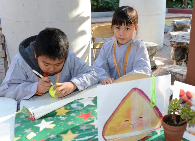 Chùa Đức Viên, San Jose ( Hoa Kỳ ) Tổ Chức Khoá Tu Thiếu Nhi Mùa Đông Và Hội Â3m Thực Mừng Năm Mới 2017.