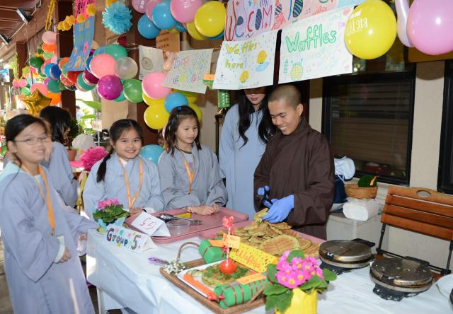 Chùa Đức Viên, San Jose ( Hoa Kỳ ) Tổ Chức Khoá Tu Thiếu Nhi Mùa Đông Và Hội Â3m Thực Mừng Năm Mới 2017.