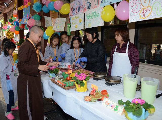 Chùa Đức Viên, San Jose ( Hoa Kỳ ) Tổ Chức Khoá Tu Thiếu Nhi Mùa Đông Và Hội Â3m Thực Mừng Năm Mới 2017.