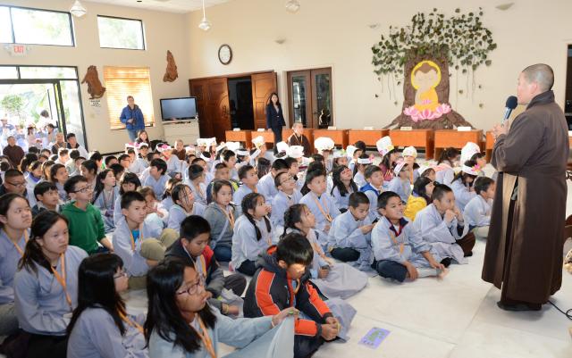 Chùa Đức Viên, San Jose ( Hoa Kỳ ) Tổ Chức Khoá Tu Thiếu Nhi Mùa Đông Và Hội Â3m Thực Mừng Năm Mới 2017.