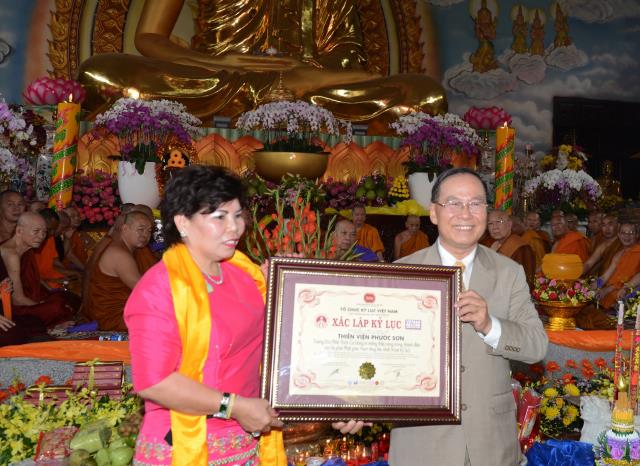 Thiền viện Phước Sơn, Đồng Nai tổ chức Đại lễ Dâng y Kathina 2016 &amp; đón nhận 2 kỷ lục Phật giáo Việt Nam