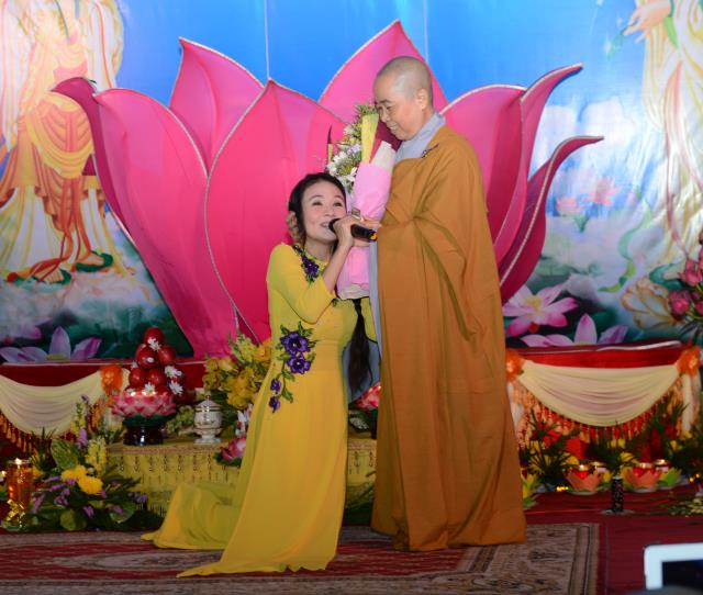 Chùa Long Vân ( Đồng Nai ) Tổ Chức Lễ Hội Hoa Đăng Vía Đức Phật A Mi Đà Và Nhận Bằng Kỷ Lục Việt Nam