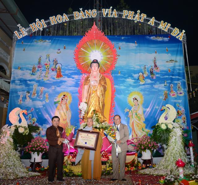 Chùa Long Vân ( Đồng Nai ) Tổ Chức Lễ Hội Hoa Đăng Vía Đức Phật A Mi Đà Và Nhận Bằng Kỷ Lục Việt Nam