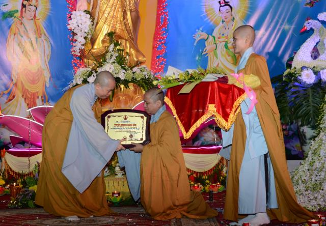 Chùa Long Vân ( Đồng Nai ) Tổ Chức Lễ Hội Hoa Đăng Vía Đức Phật A Mi Đà Và Nhận Bằng Kỷ Lục Việt Nam