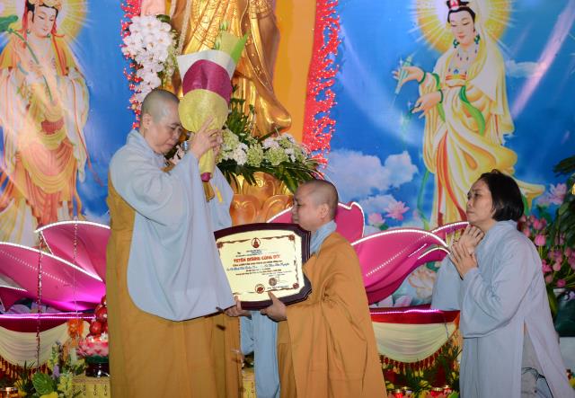 Chùa Long Vân ( Đồng Nai ) Tổ Chức Lễ Hội Hoa Đăng Vía Đức Phật A Mi Đà Và Nhận Bằng Kỷ Lục Việt Nam