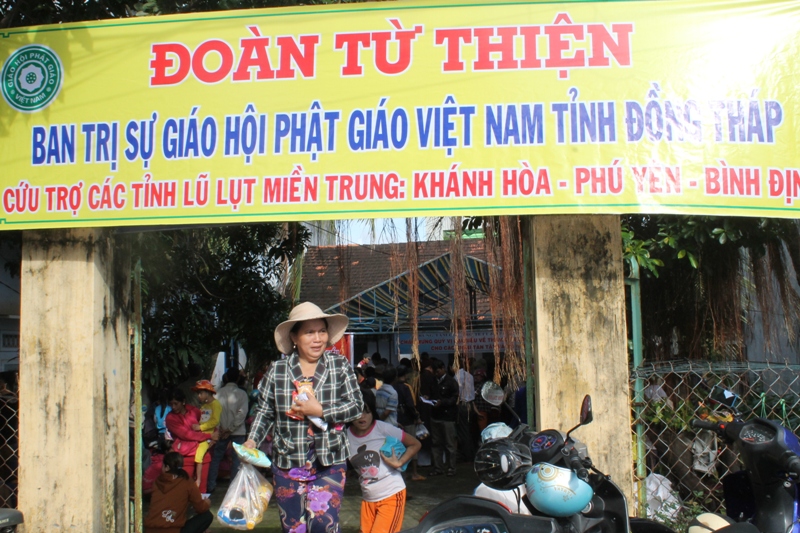 Phật giáo Đồng Tháp: Phát 450 phần quà cho các tỉnh bị lũ lụt