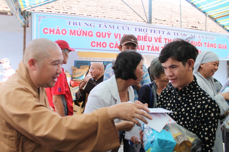 Phật giáo Đồng Tháp: Phát 450 phần quà cho các tỉnh bị lũ lụt