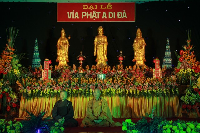Thái Bình: Lễ vía Phật A Di Đà tại chùa Văn Môn